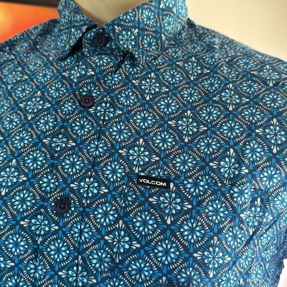 Volcom Warbler blue print 100% cotton short sleeve button front shirt. Small. - Picture 3 of 9